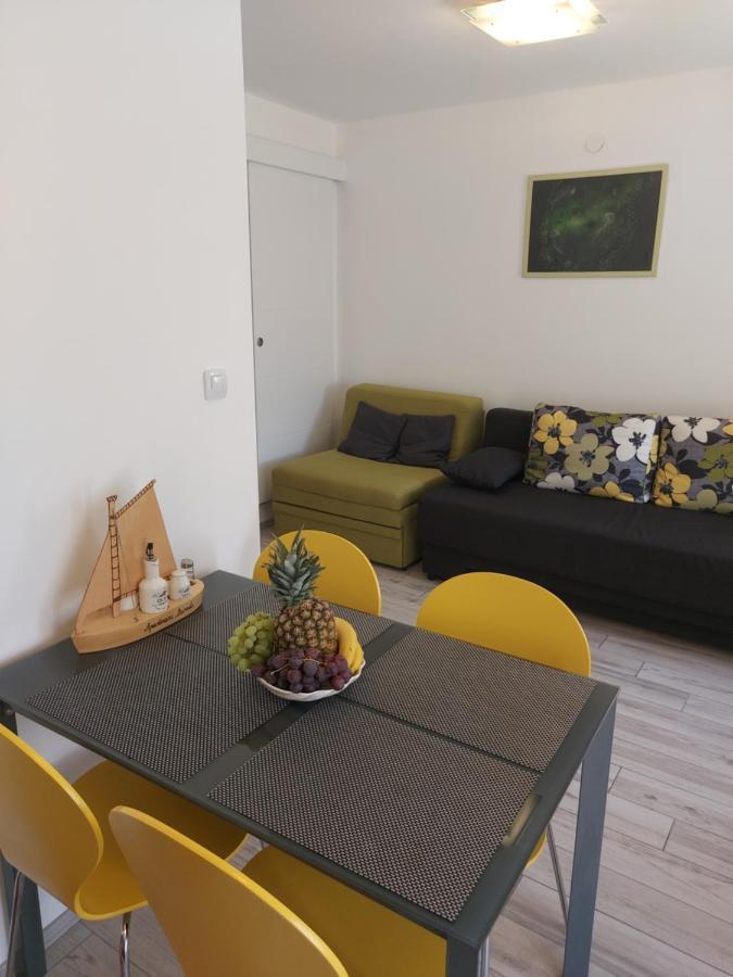 Apartmant Bionda Novi Vinodolski, Cozy And Nice Apartment For 4 People In The City Center Extérieur photo
