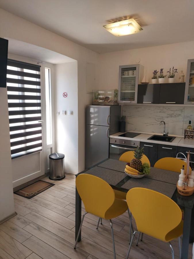 Apartmant Bionda Novi Vinodolski, Cozy And Nice Apartment For 4 People In The City Center Extérieur photo