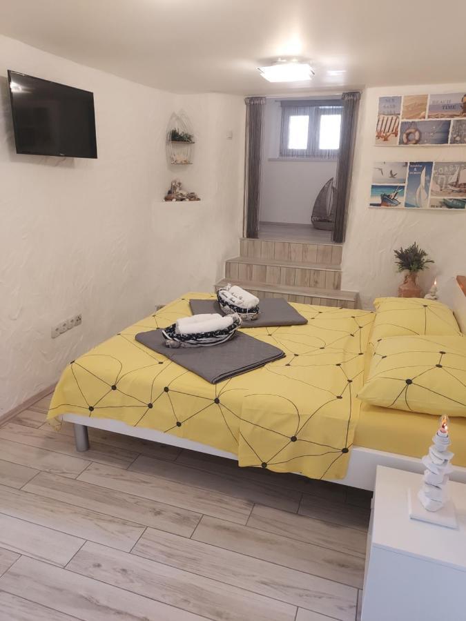 Apartmant Bionda Novi Vinodolski, Cozy And Nice Apartment For 4 People In The City Center Extérieur photo