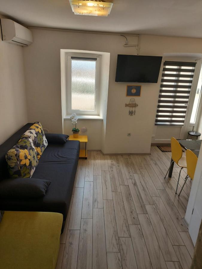Apartmant Bionda Novi Vinodolski, Cozy And Nice Apartment For 4 People In The City Center Extérieur photo