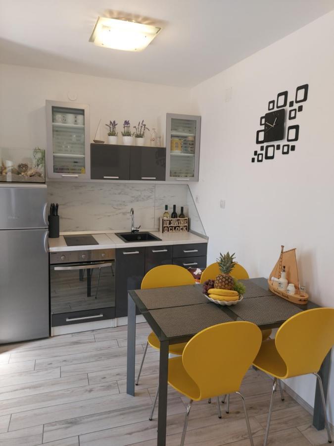 Apartmant Bionda Novi Vinodolski, Cozy And Nice Apartment For 4 People In The City Center Extérieur photo