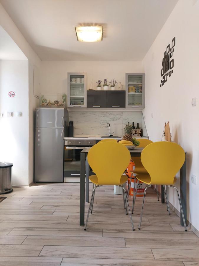 Apartmant Bionda Novi Vinodolski, Cozy And Nice Apartment For 4 People In The City Center Extérieur photo